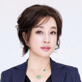 白丝校花腿间流出白色液体